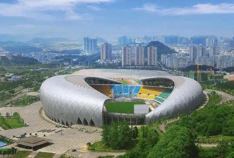 贵阳体育中心，总共占地1715每，分两期而建，前面的奥体匹克中心于2011年建速