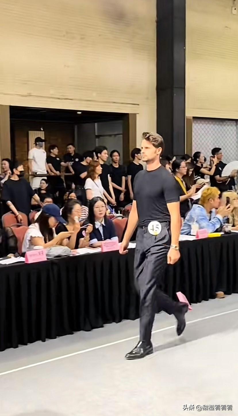 阿迪参加完模特面试，立马从北京返回上海，又接到了女儿凯莉，在一起吃了盒饭。看来阿