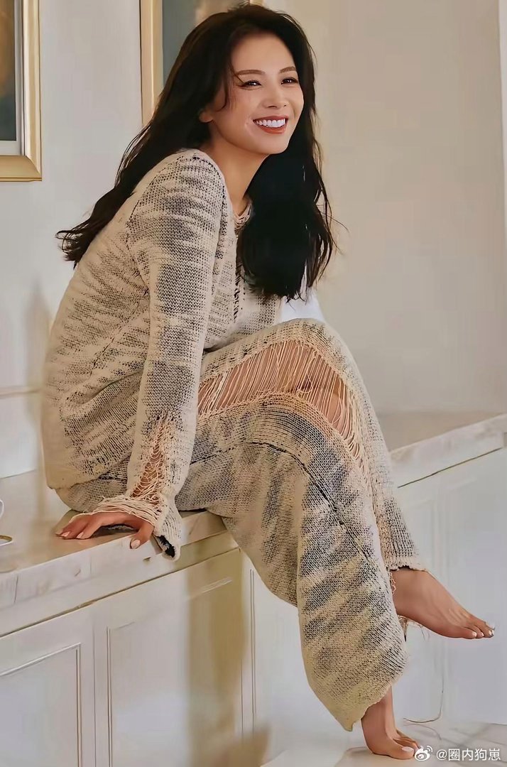 刘涛真的美到发光，气质绝了！就是这个脚指甲颜色有点显黑，换个浅色系肯定更绝～ 