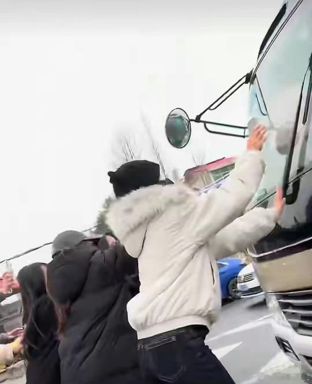 疑似时团私生逼停大巴这是要害时团吧 要是司机没刹住车时团就上法制新闻了。。。 