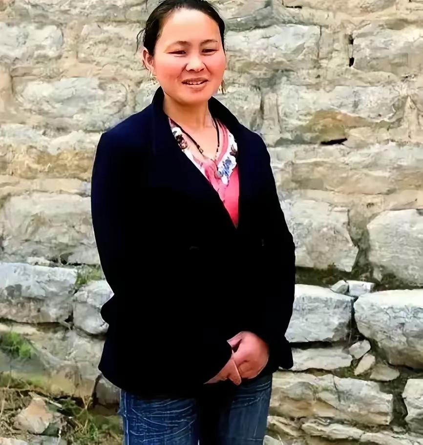 1994年，一名18岁的女孩被人贩子以2700元卖给了一位放羊人，洞房当晚，女孩