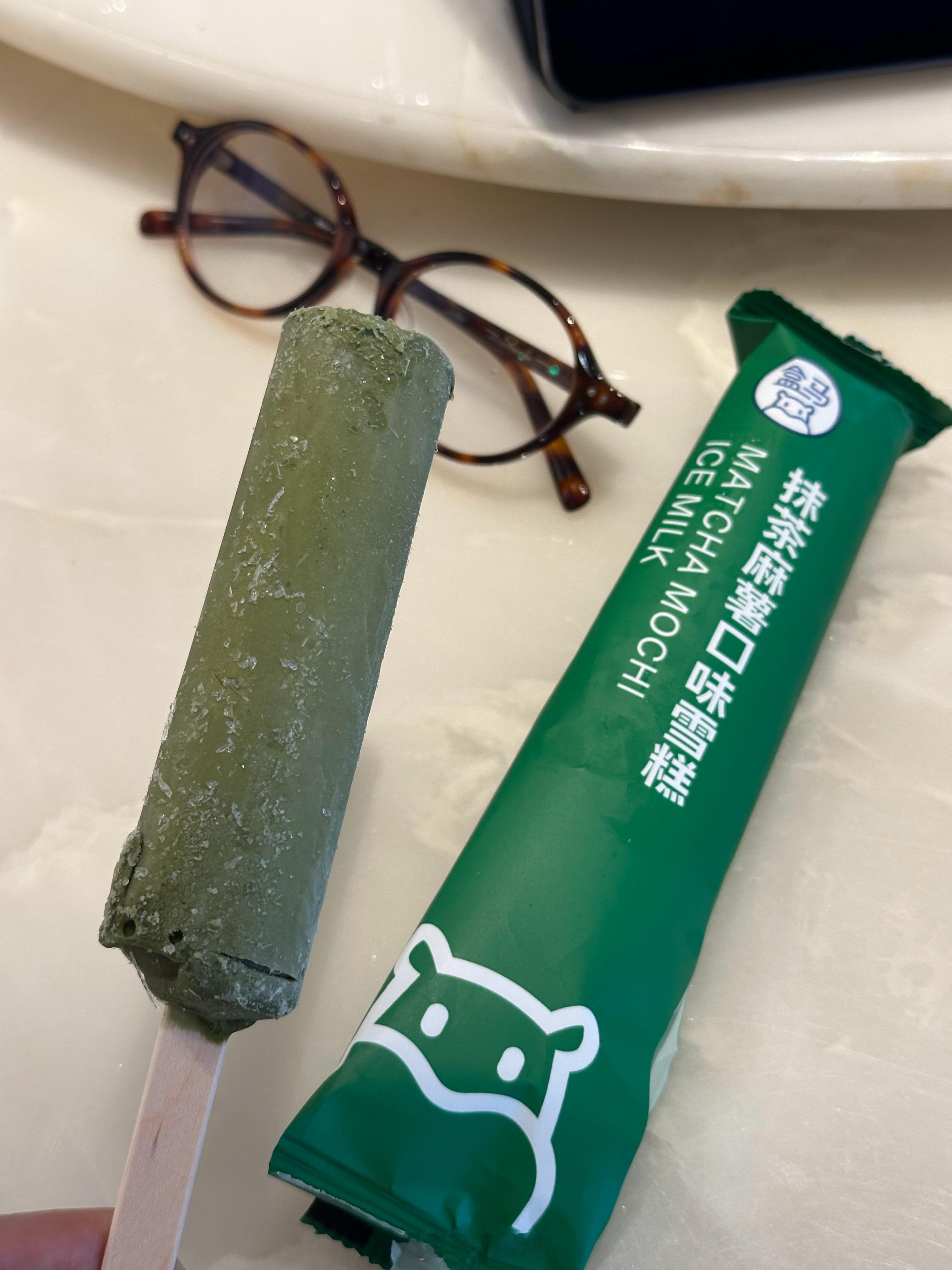 一边吃一边打印照片做手帐 好打发时间就是脖子有点吃不消