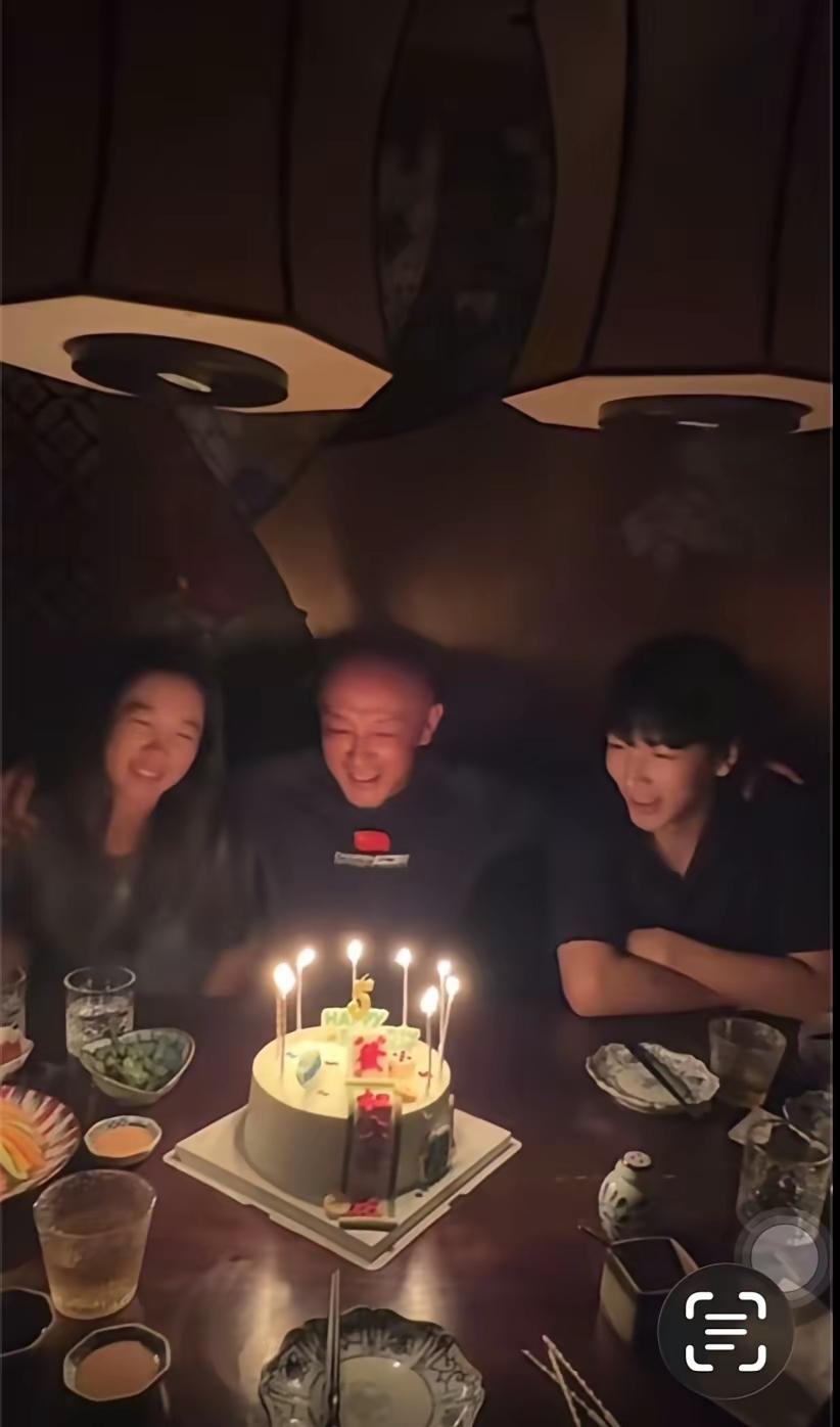 肖凯文更新动态：祝老爸生日快乐！
今天(5月22日)是肖战指导58岁生日，儿子肖