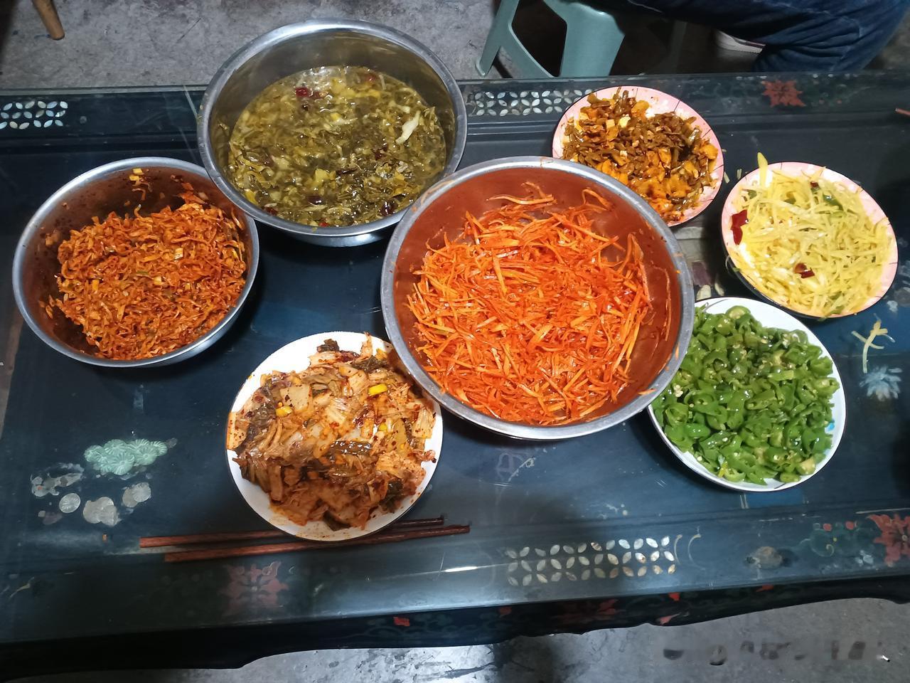 世界上只有母亲的饭和莱是廉价的，是不收任何费用的。吃着母亲的家常菜是一种味道，一