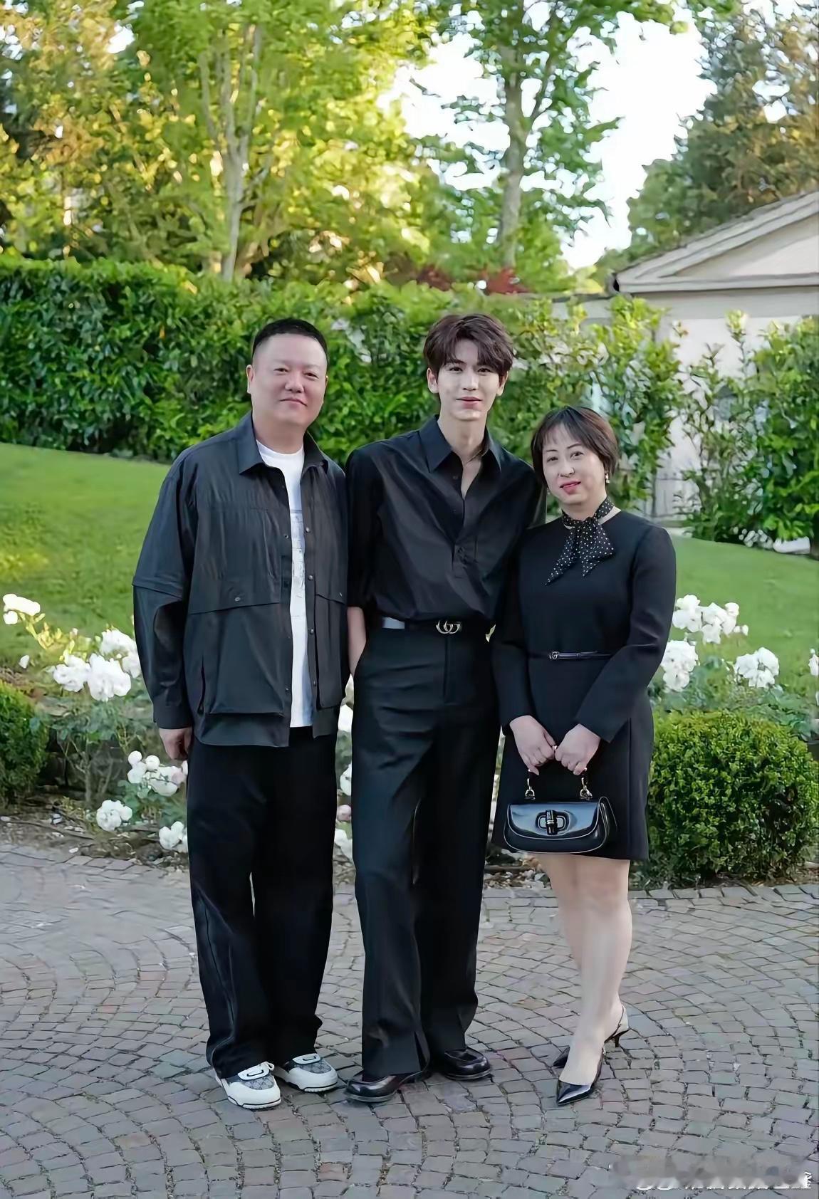 张凌赫的妈妈公开了和家人的合照一家子高颜值 