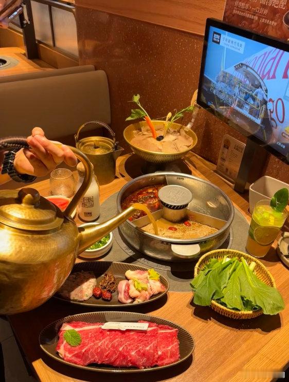 香港人在深圳排队2小时吃火锅 香港人排队占领深圳火锅店     苦苦排队两小时，