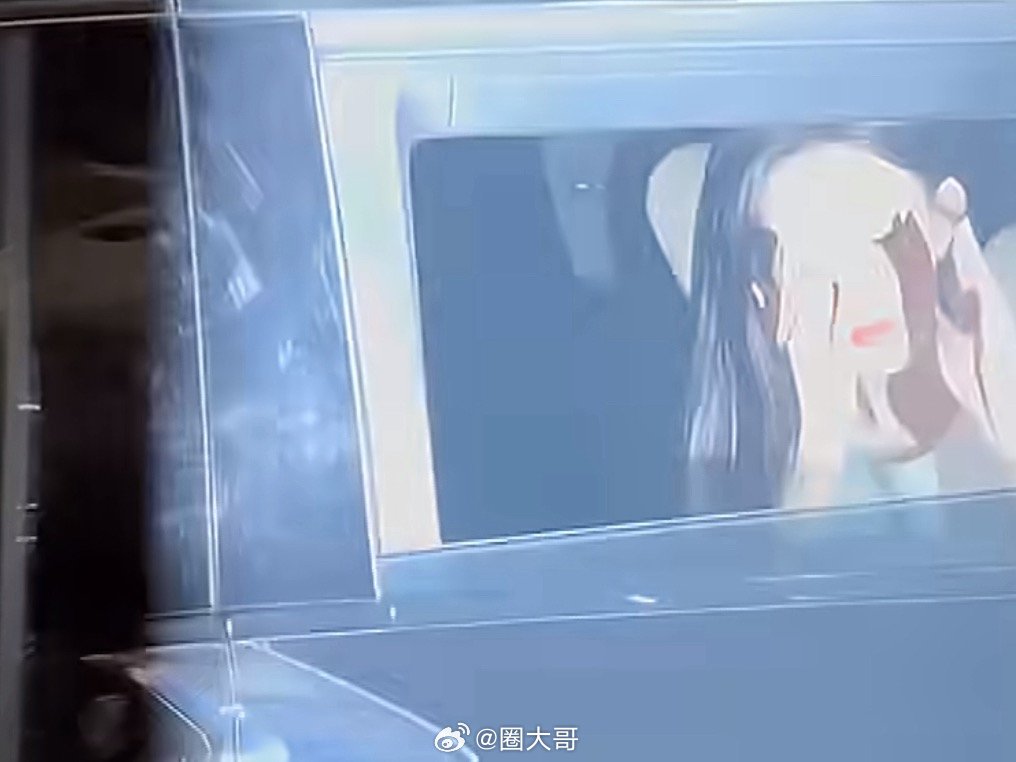 孟子义被闪光灯闪到捂眼睛 孟子义和粉丝打招呼被闪光灯闪到 啊这啊这，心疼孟子义一