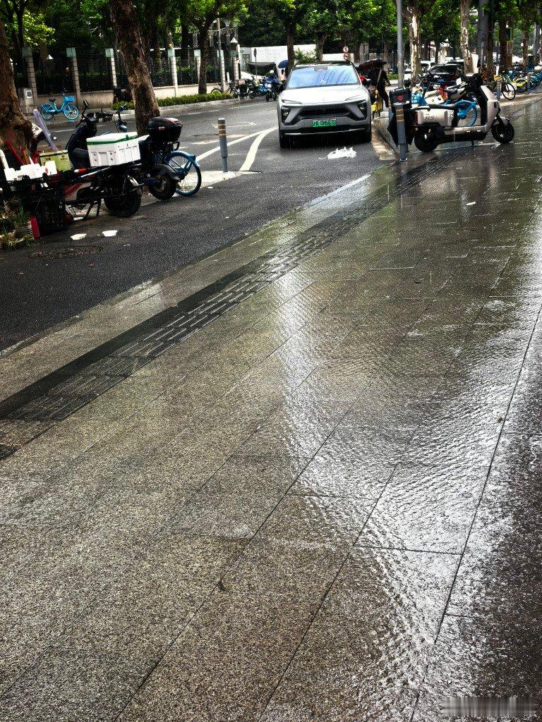 出门太阳，半路大雨躲在水果店凉棚里等雨停，来阵风把头顶云吹走就好，后面天空没有乌