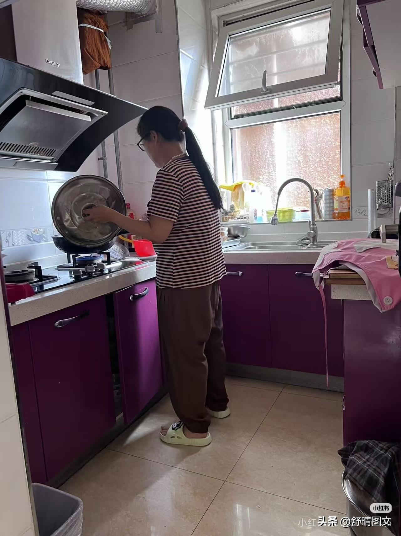 钟点工阿姨说，她也不快乐，雇主一家人在客厅吹空调，她在厨房干活，热的满头大汗。做