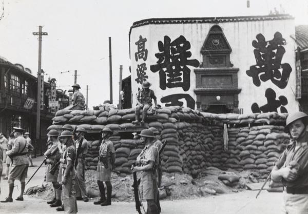 1937年的上海租界，战火燃烧，生灵涂炭，人间炼狱