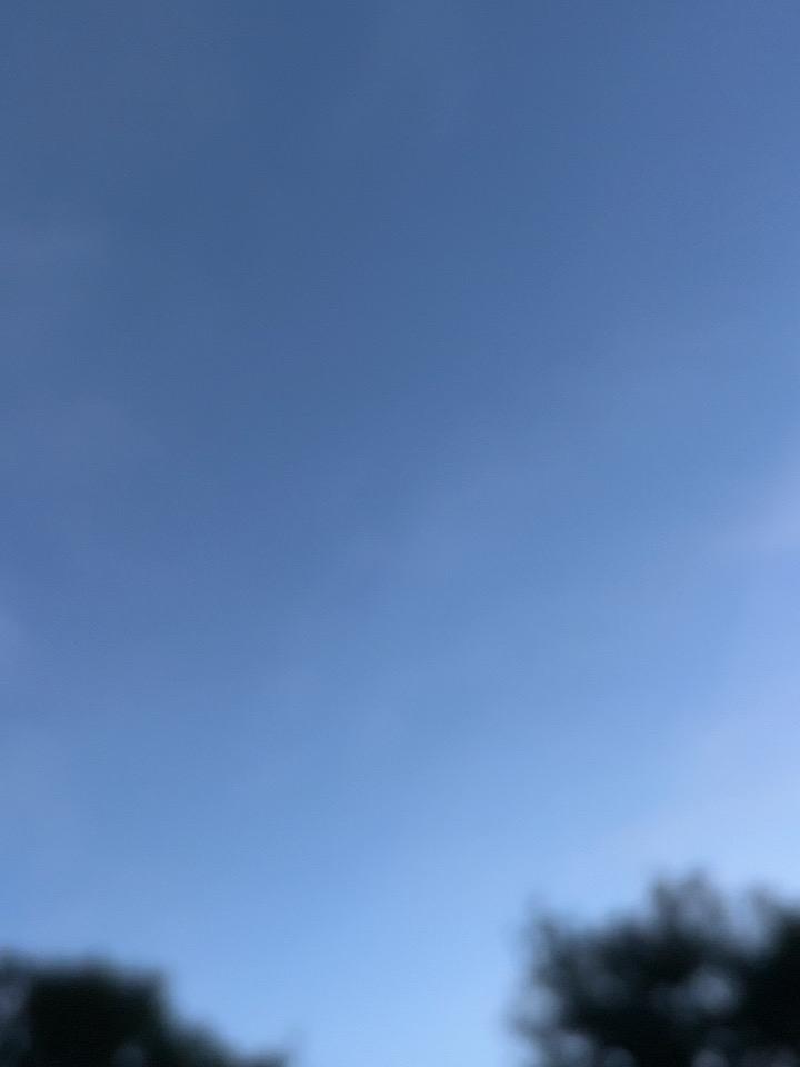 昨天北京，一天的大雨甚至暴雨，一直到睡觉还没停的意思。早晨醒来，雨收云散，晴空万