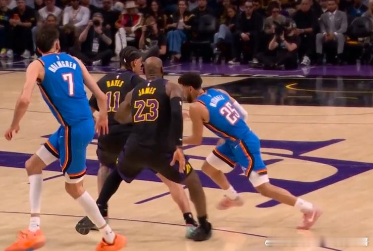 NBA季后赛次轮G4，湖人上半场以45-49落后雷霆。上半场比赛，詹姆斯出战18