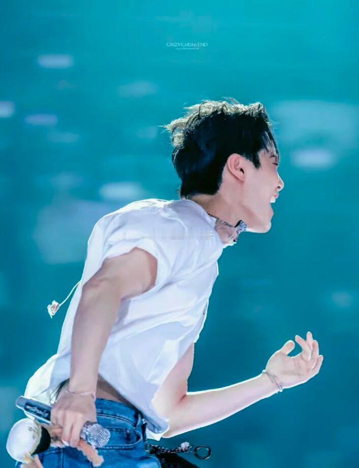 #文彬#原来已经一年了啊，忘不了去年的今天有多震惊，即使我不是他的粉丝，也真情实