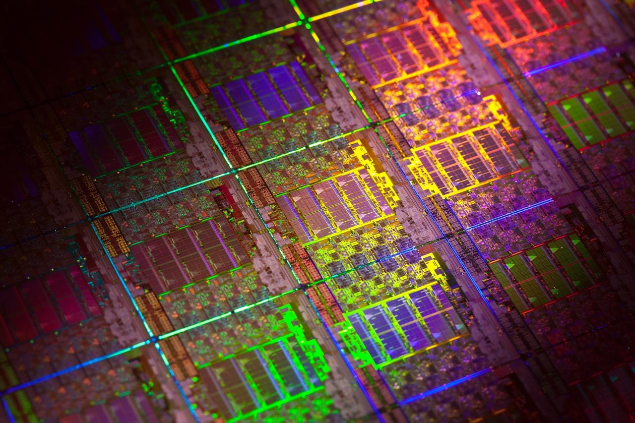 【Intel新一代至强CPU明年推出】据报道，Intel正在积极准备推出新一代至