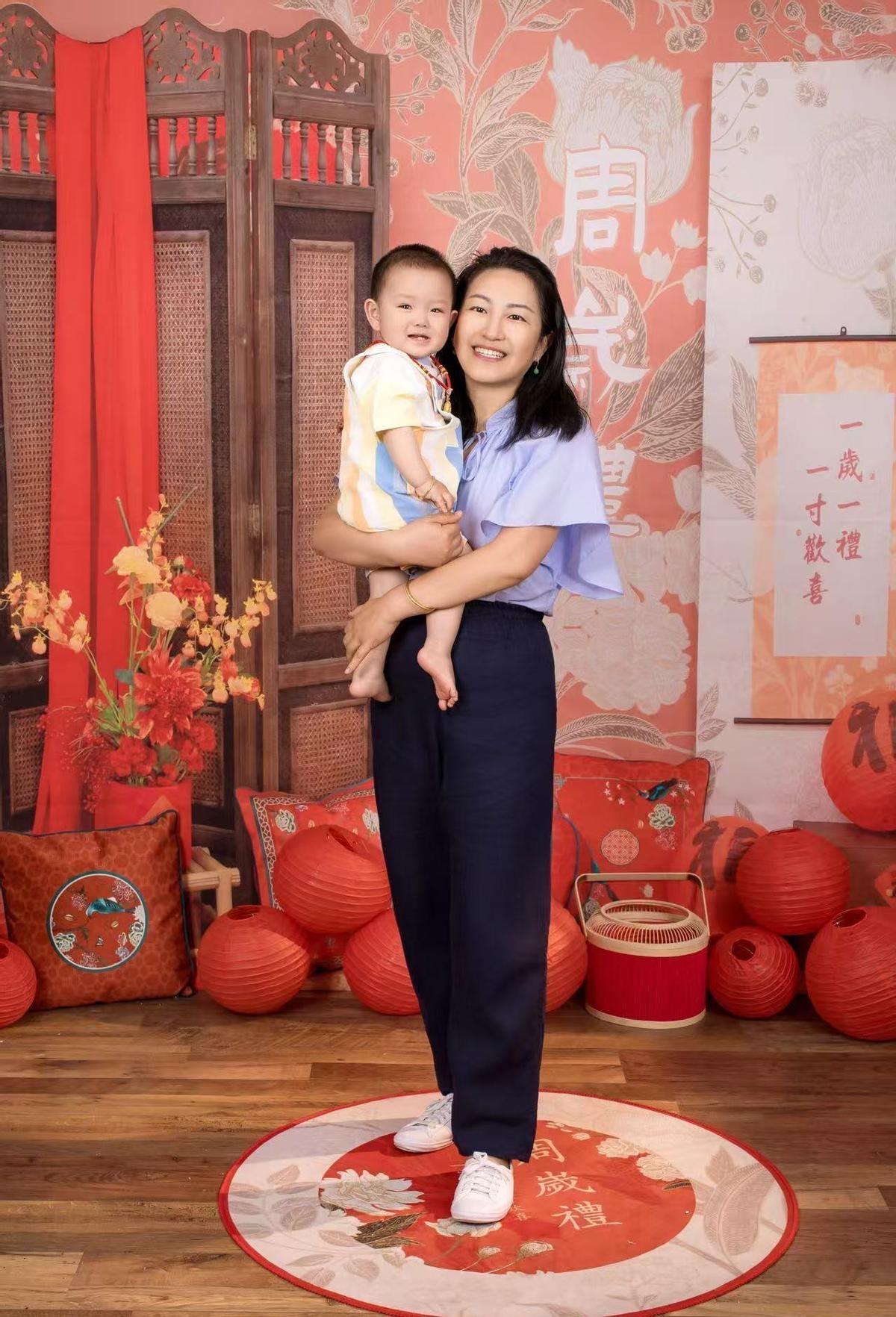 宝宝吃木屑不是病，是好奇心太强。
13个月娃，理解力上线，但走路还晃悠。
吃点木