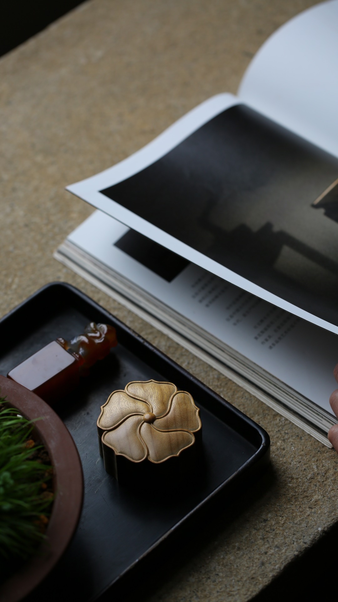 金丝楠丨葵花 明式蓋盒大小适中，盈盈可握，悅人眼目， 足显审美。6.7*3.6c