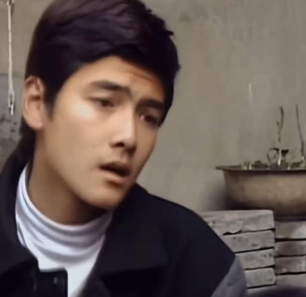 《十六岁的花季》中的诗句
我十六岁，四岁的娃娃管我叫阿姨，四十岁的阿姨管我叫娃娃