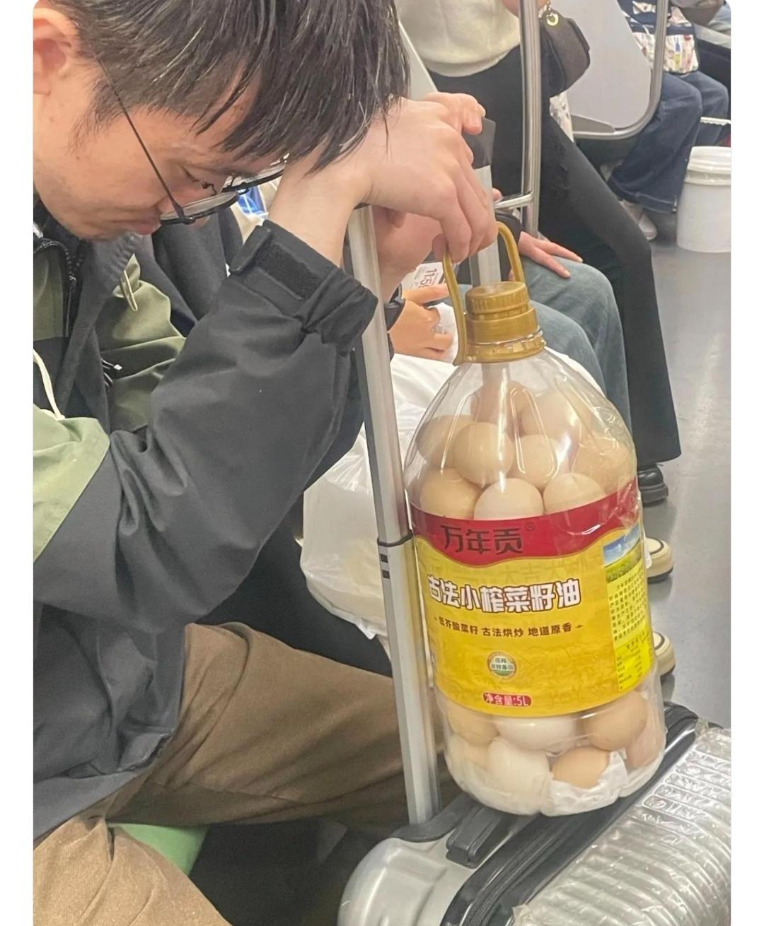 地铁上看到的，瞅了半天，
也没弄明白，这鸡蛋是怎么放里面的，真的不懂，有知道的小