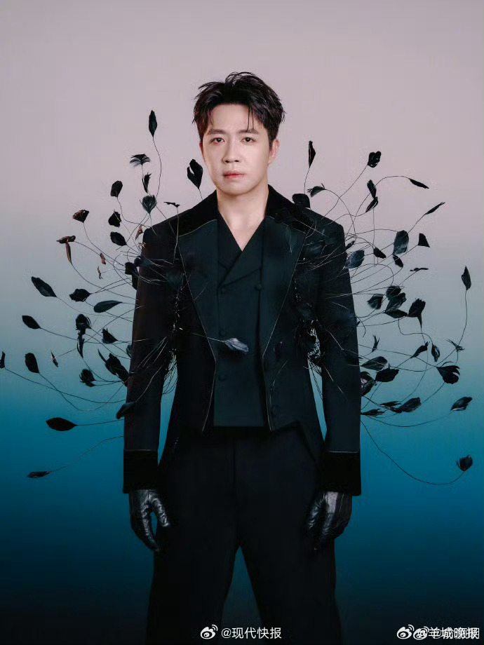 【#俞灏明出道19年#】#俞灏明黑羽造型九宫格#4月13日，发文纪念出道19周年