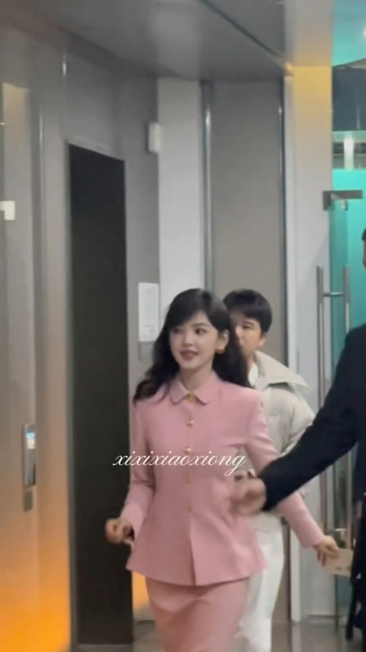 娱乐章若楠冬去春来追剧团上班造型 章若楠庄庄《冬去春来》追剧团上班，粉西装套装妥