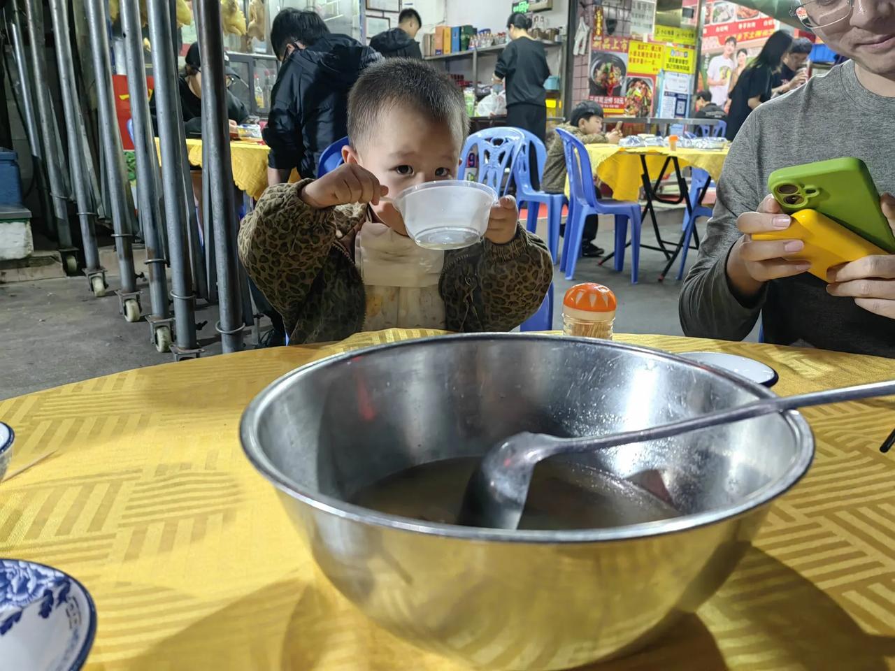 越越可能是肚子饿了，老板送的汤，他喝的津津有味。
这是一盘粉，已经被我们吃完了，