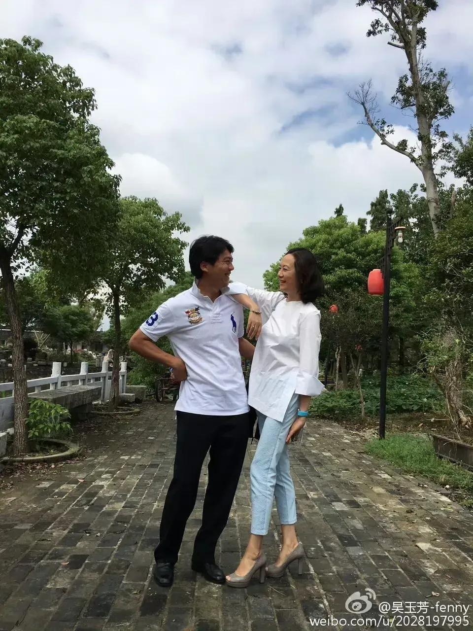著名演员吴玉芳和老公江嘉良郑州游玩照，二人打扮得简约大气，时尚又减龄！

照片中