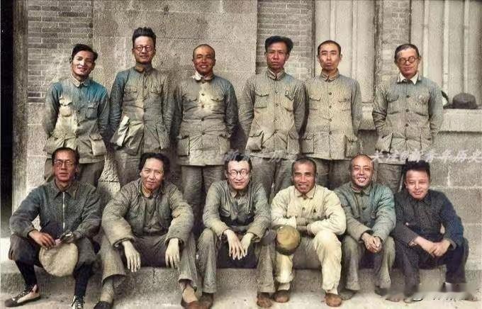 1938年9月29日—11月6日，扩大的六届六中全会在延安召开，大会选举以下12