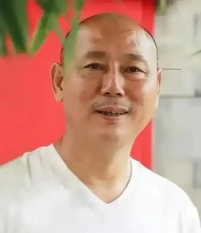 李诚儒58岁掏百万想跟亲儿子握手言和，被一句“我不需要”挡在门外。
当年他刚演完