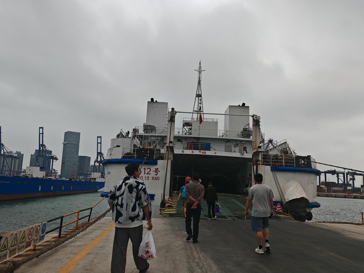 坐上渡轮了，马上过海，琼州海峡直线距离20多公里，但是开车的却要耗费半天时间，才