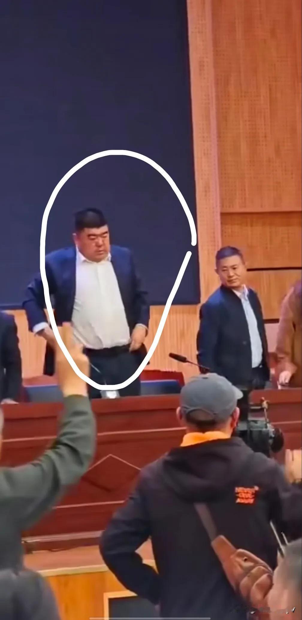 你知道吗？
这家伙叫赵光明。
在长丰学校干副校长。
是教育集团的董事。
分管学校