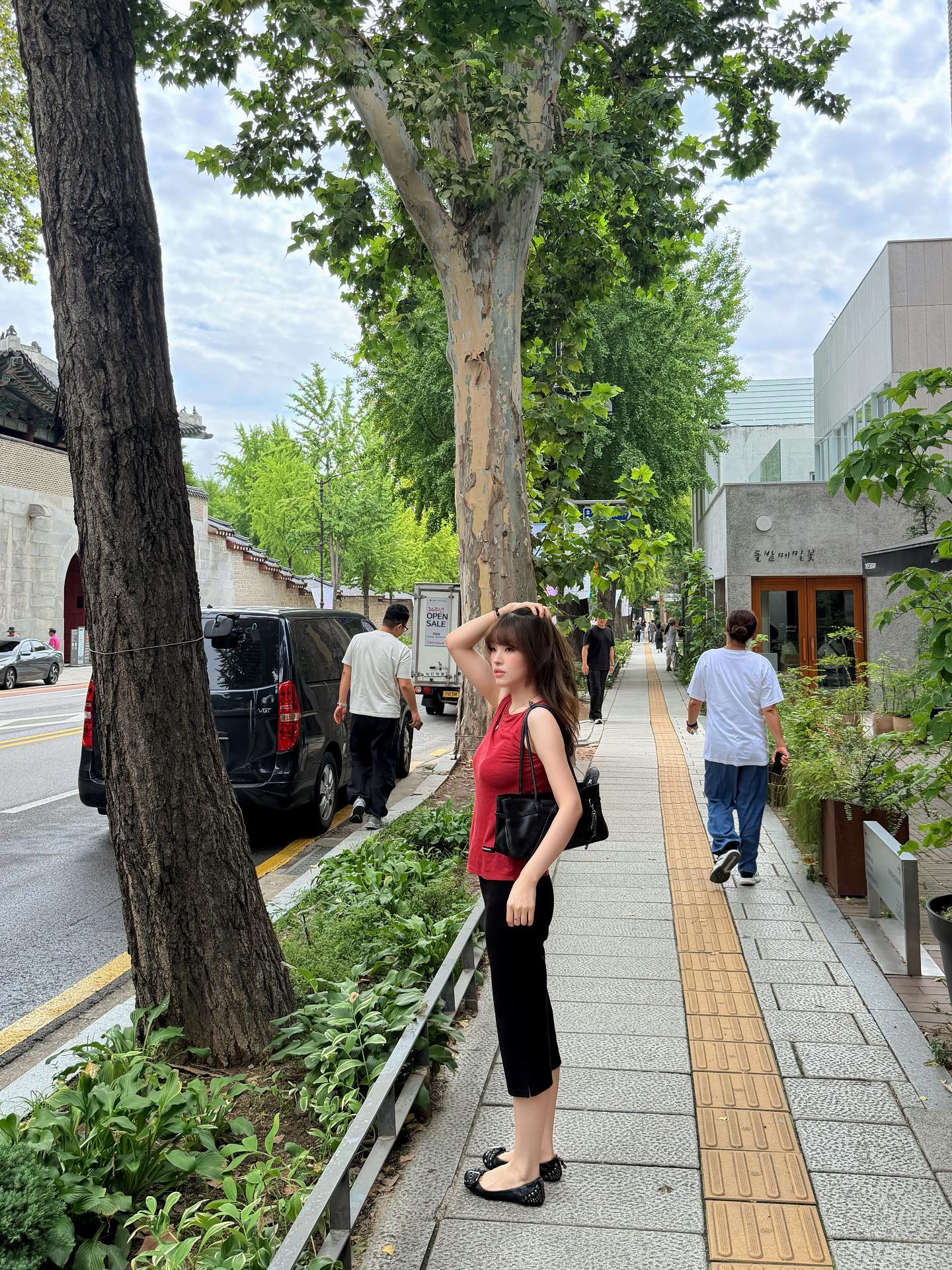谁的三个耳机丢这儿了 ​​​