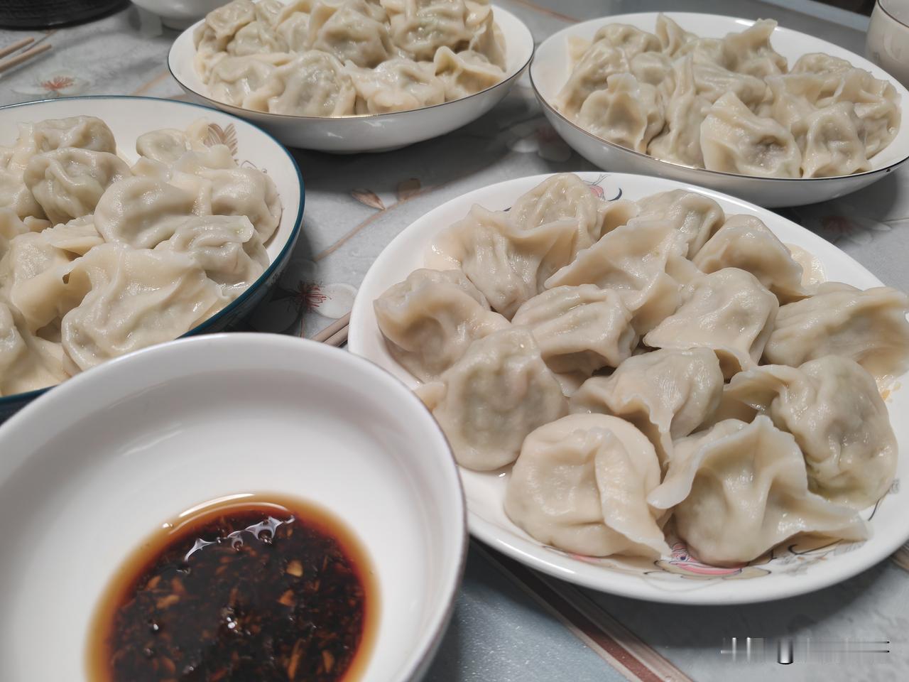 过去哪个厨师调肉馅放蚝油，都得挨师傅骂！
肉馅的调味顺序，先加盐顺时针搅拌，通过