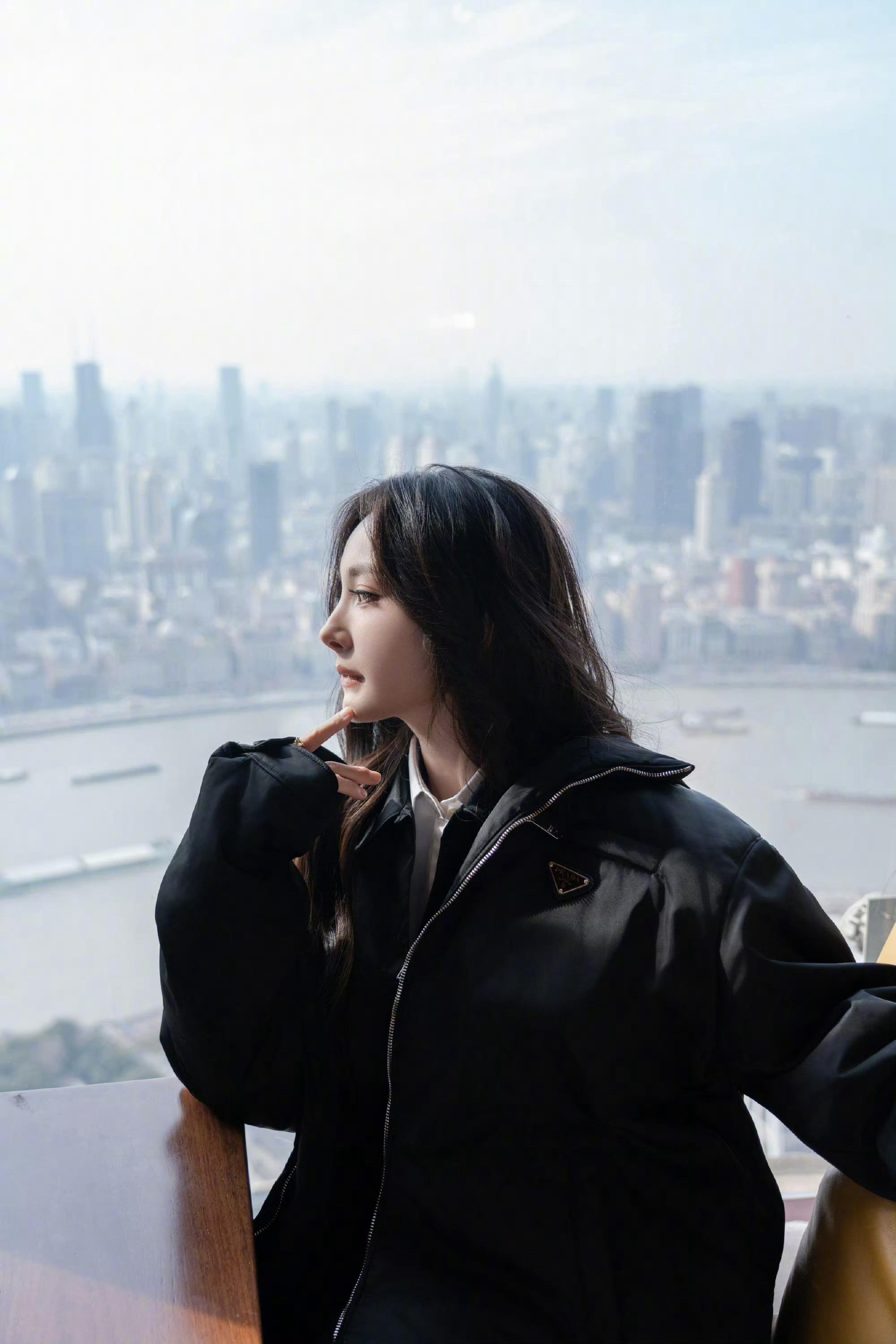 杨幂腊八营业万事粥全杨姐状态也太好了吧，好美好漂亮 