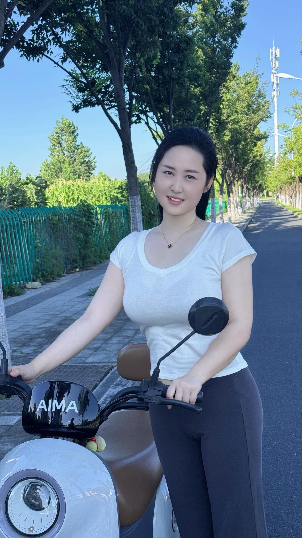 烈日炎炎，骑电驴出门，阳光把每一寸肌肤都烤得热辣辣的