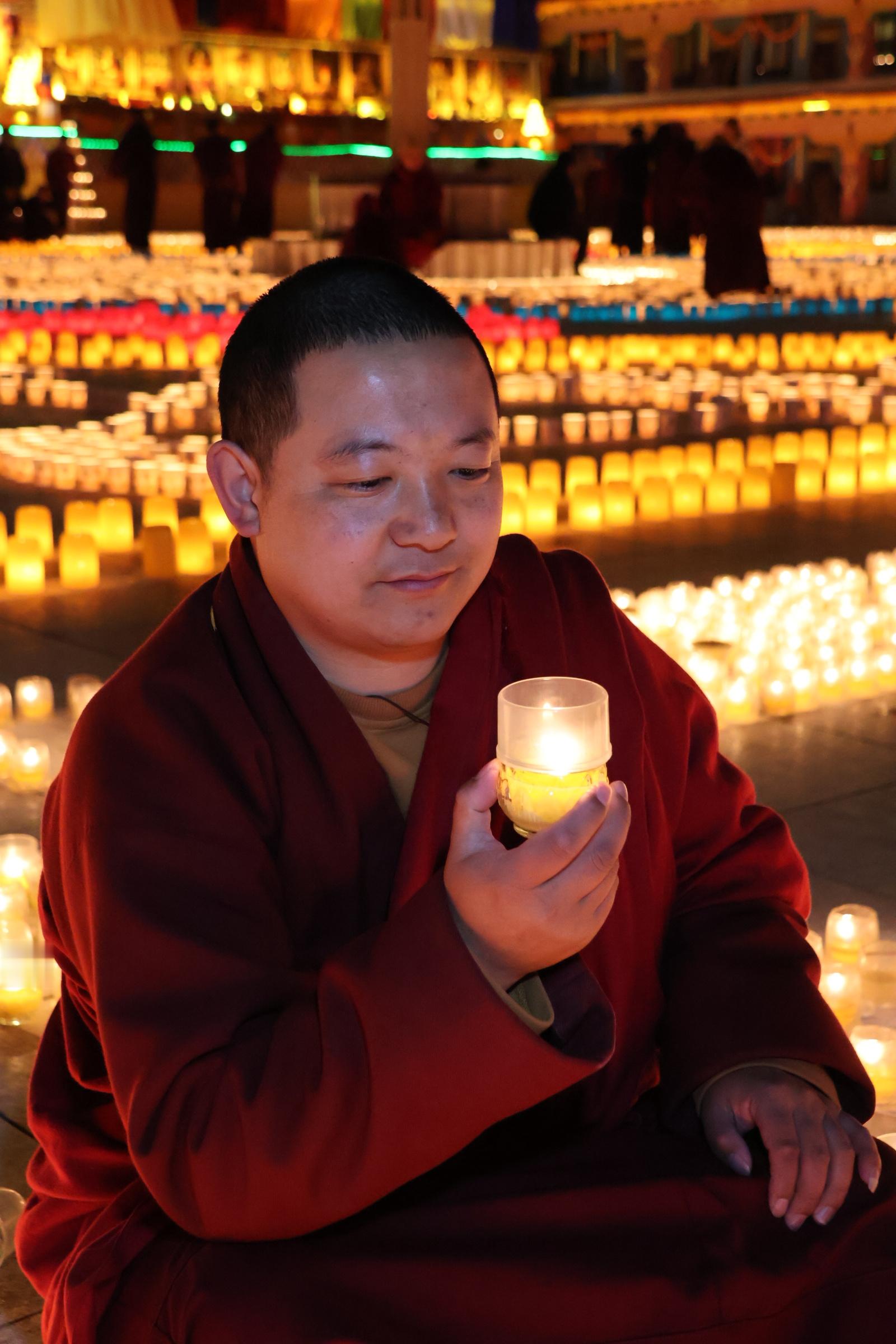 人要经常口吐莲花，不能说一些刻薄的话去刺激别人，贬低别人，显示自己的长处，揭别人