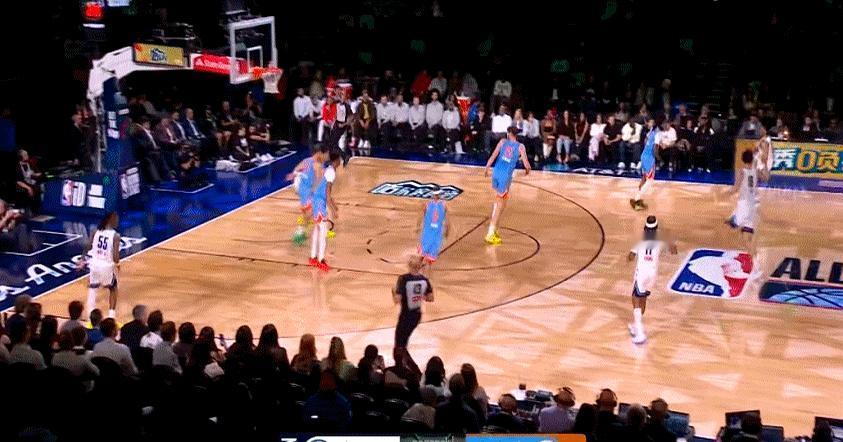 中锋用后卫动作，把2米18的状元热门点飞了。
 
克林根扑上来封盖的瞬间，杨瀚森