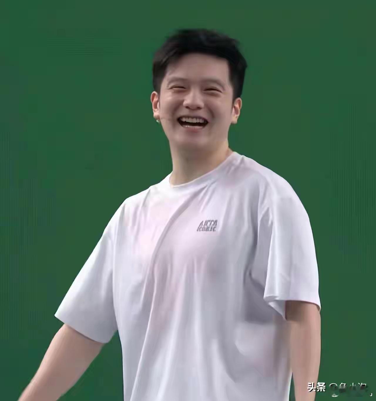 樊振东是名副其实的大男子汗。不管打什么球，只要运动，全身必被汗湿，打得那叫一个酣