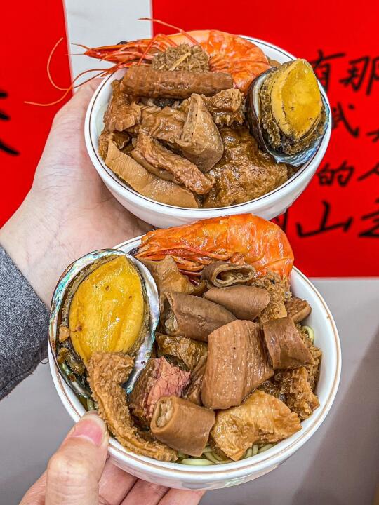 排很久队才吃上的美味！海鲜牛杂煲与烧鸡绝配