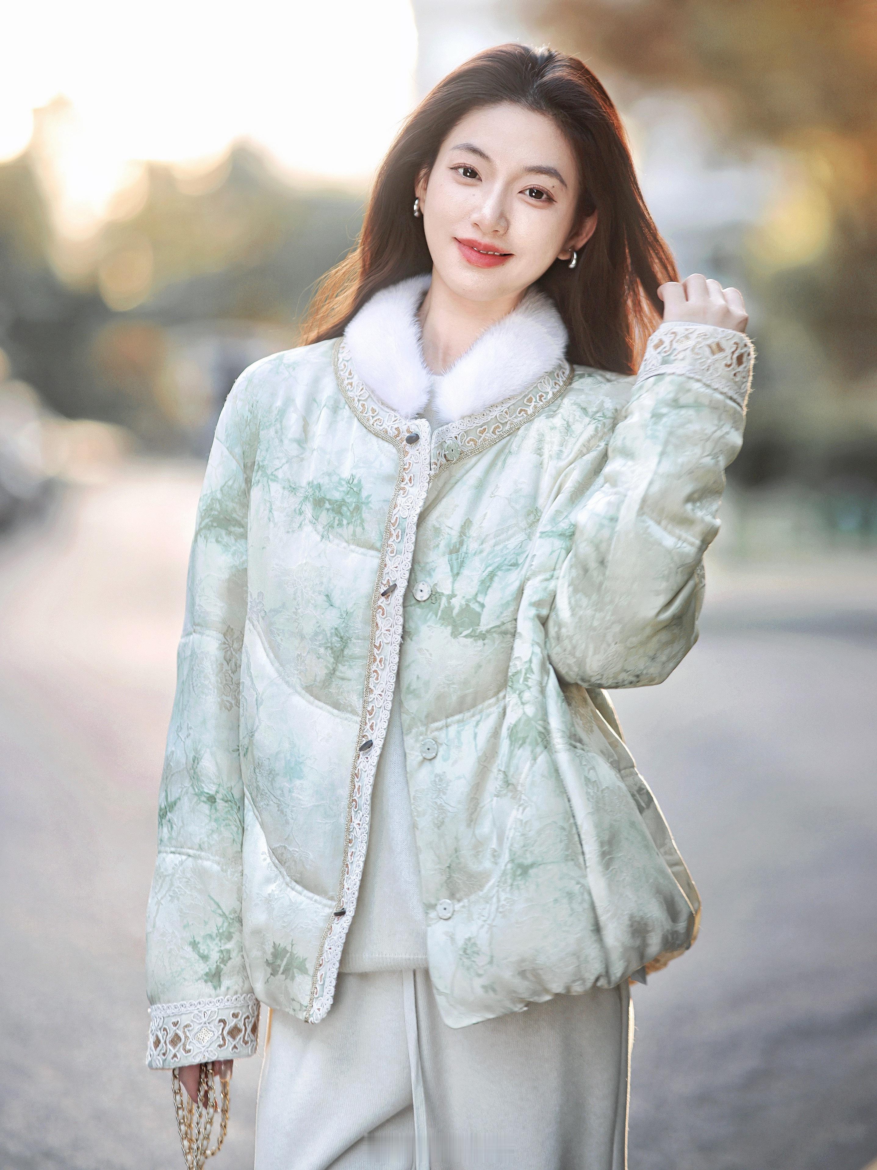 是谁钦点的国风来着？这不就来了～90鹅绒+水貂领/真丝印花 轻盈舒服又贵气再来绣