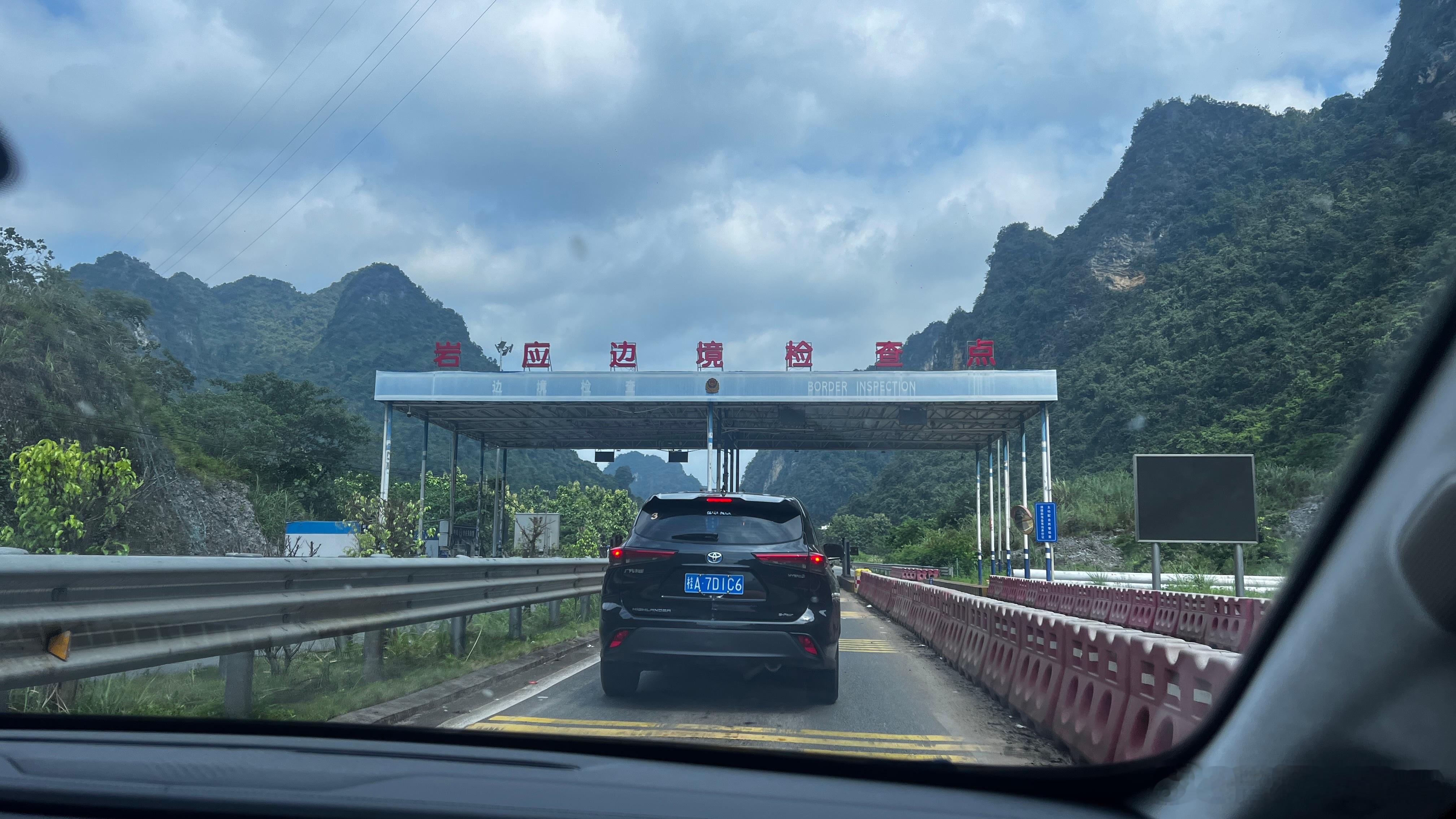 无论去哪里旅游，路上跑得最多的还是丰田的车有路就有丰田车 ​​​