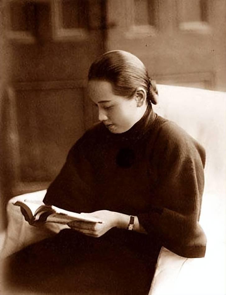 宋庆龄拿孙中山的家底救了红军的命

1936年，红军刚走完长征到陕北，那叫一个惨