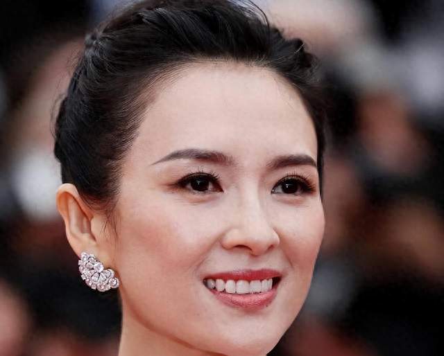 章子怡4年赚3亿又成和平大使？汪峰旧评被翻出网友看傻