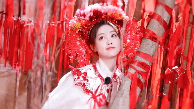 祝绪丹脑袋极繁穿搭极简 祝绪丹这造型绝了！脑袋上繁复发饰闪耀微光，与纯白衣红裙碰