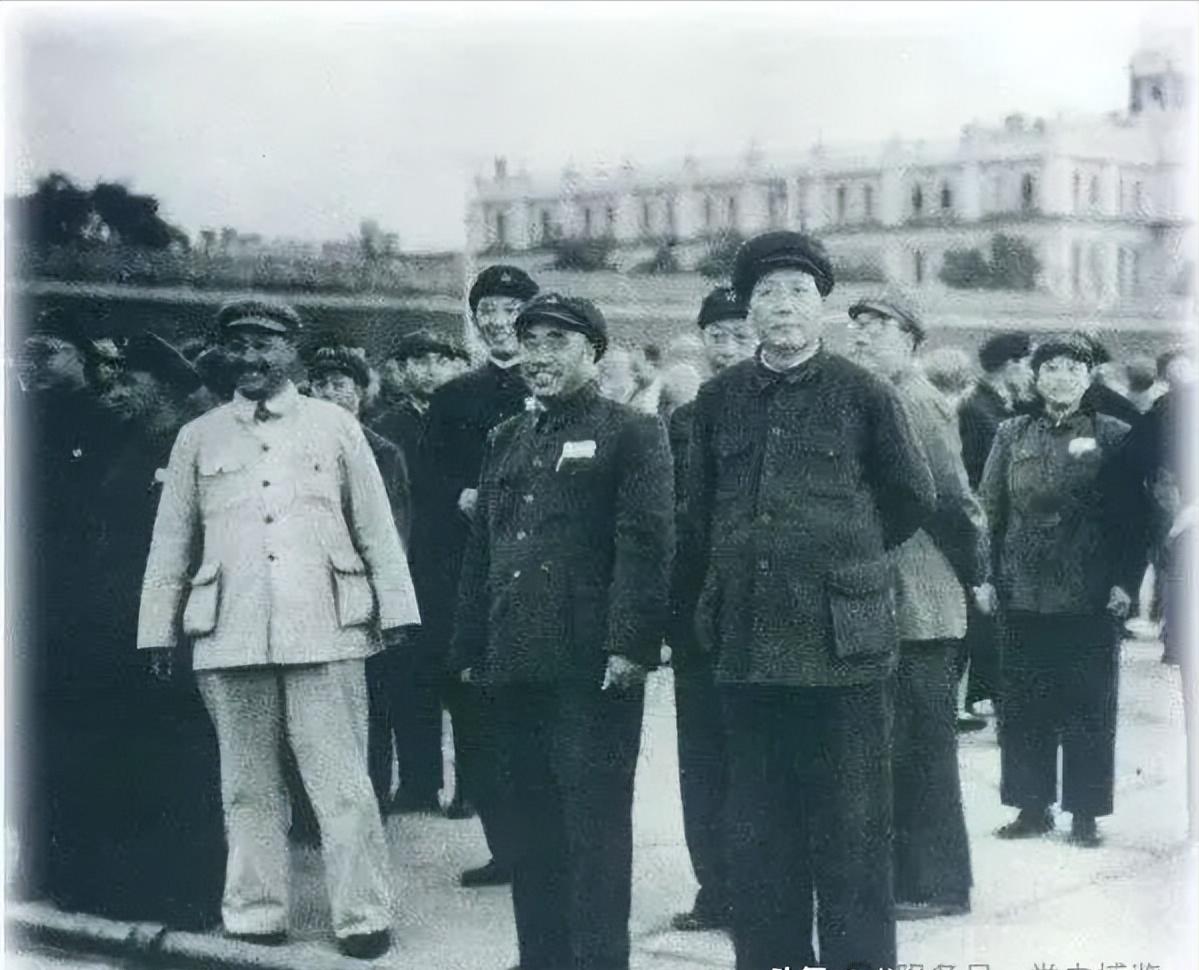 1949年9月30日，毛泽东等中国人民政治协商会议第一次全体代表大会的代表们来到