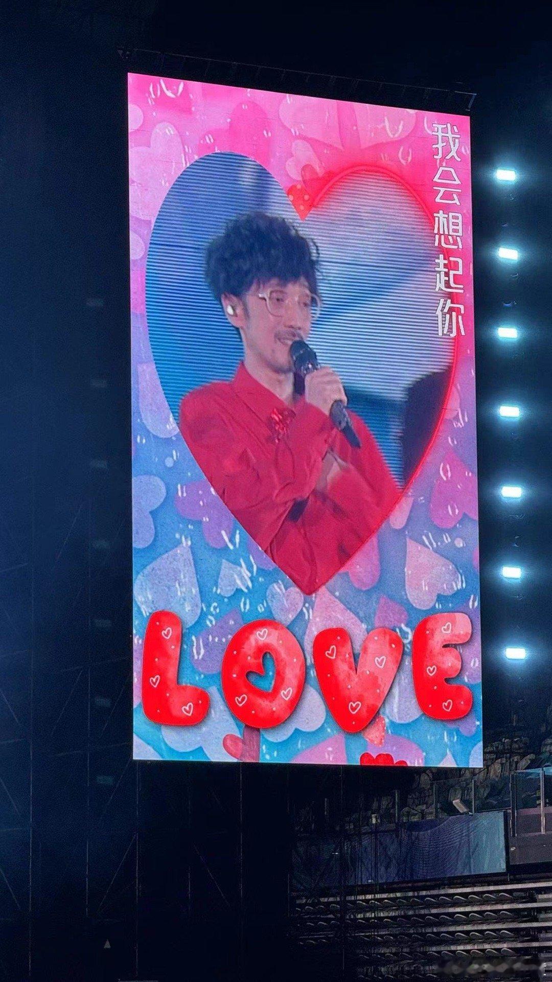 #周传雄张远合唱男人海洋# 咱就是说张远这位惊喜嘉宾真的让人很惊喜，出现在周传雄