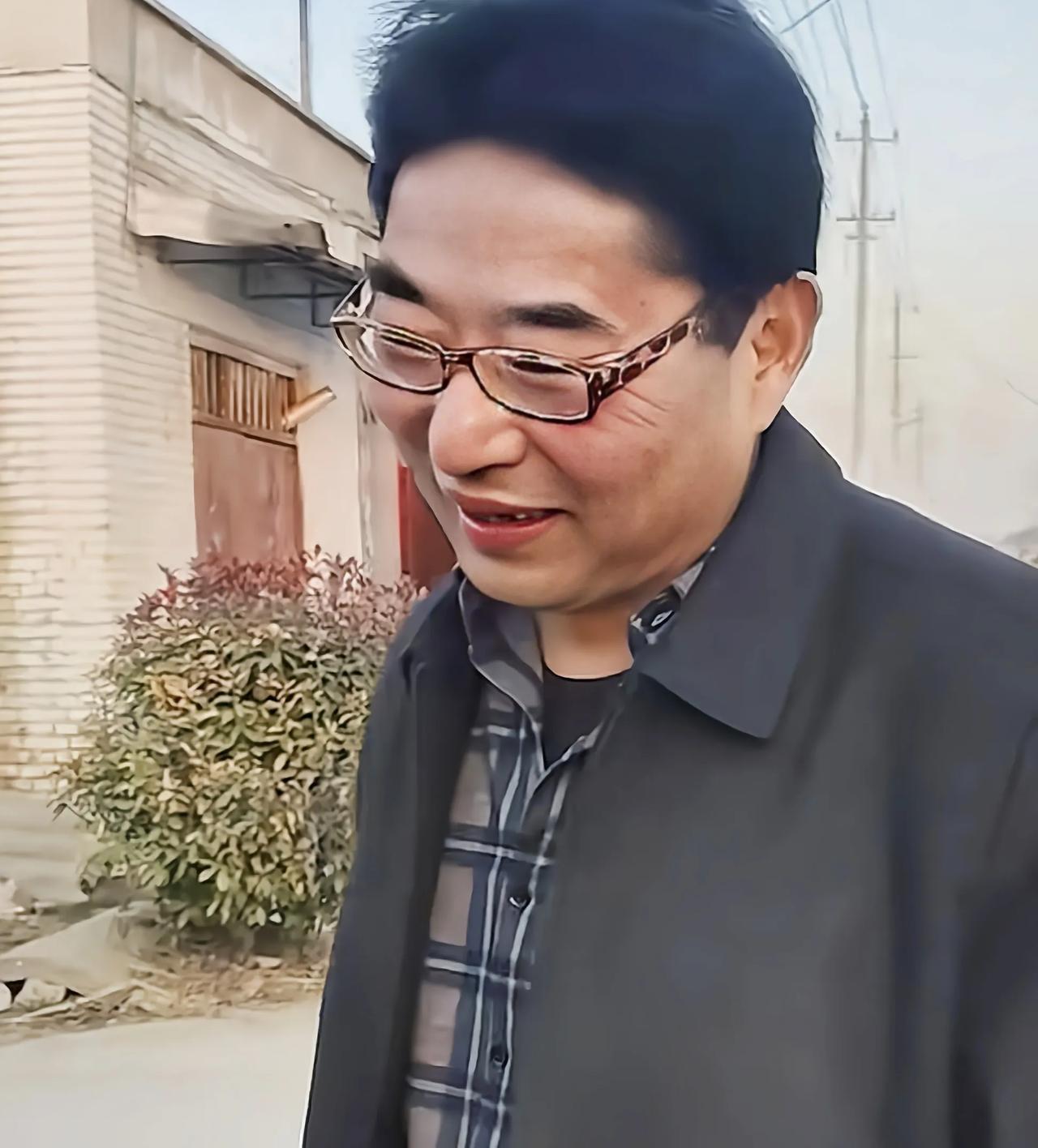 朱雪梅的公公那天站在婚礼现场，事后跟人说起，自己也没想到，亲家那边竟有这么大的实