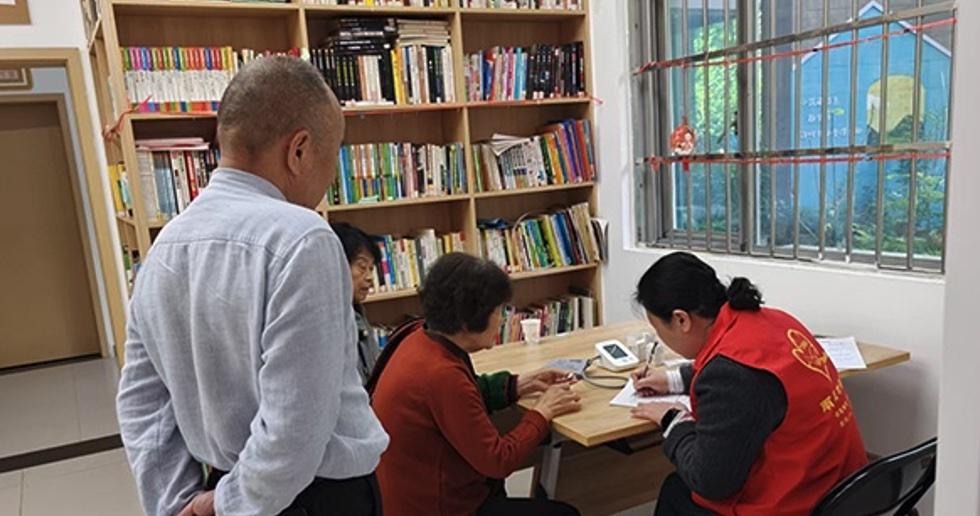 "以前量个血压要走一大截路，现在下楼遛个弯就办成了。"近期，长沙雨花区新城新世界