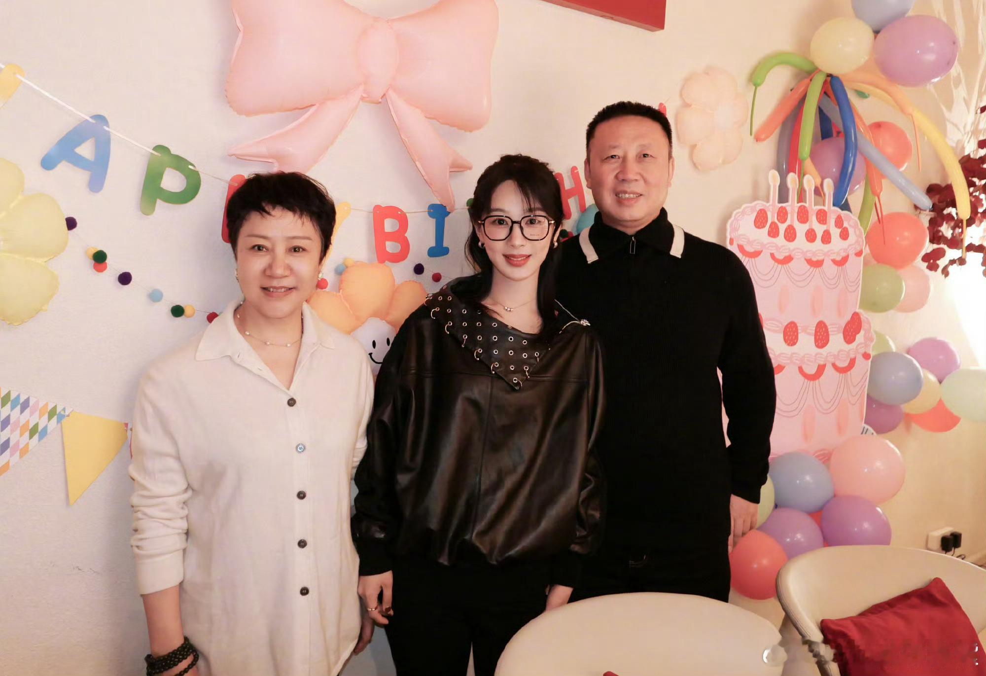 杨紫父母一起给杨紫过生日，她真的一看就是幸福家庭长大的孩子，一家三口好幸福[打c