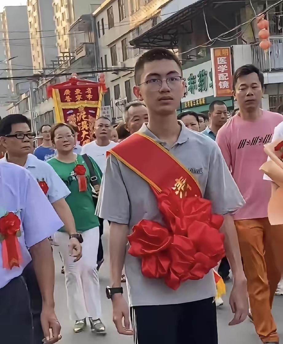 甘肃一户人家，哥哥先考上了清华，读初三的妹妹不服气。家人劝她别压力太大，她偏要努