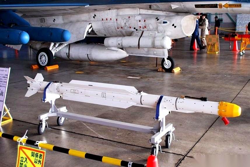 日本共同社一篇报道下面，一条留言，像根针一样扎了出来。
报道说，中国055大驱已